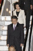 Aso arrives in London to attend G-20 summit