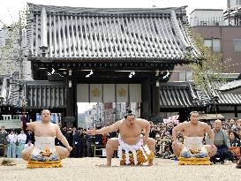 Asashoryu performs sumo ring ritual at Osaka shrine