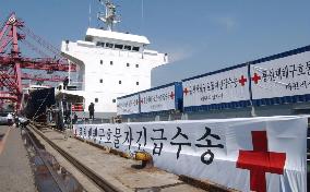 (1)S. Korea ships relief supplies for N. Korean train victims