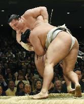 Sumo: Kisenosato wins 1st career title as Hakuho loses in day's finale