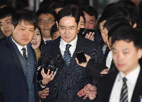 Samsung group heir-apparent arrested on bribery charges