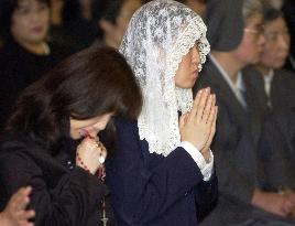 (1)1,500 people attend Tokyo mass for Pope John Paul II