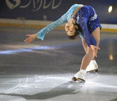 Gold medalist Arakawa debuts as professional
