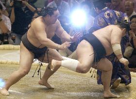 Ashashoryu beats Kotomitsuki in Nagoya sumo