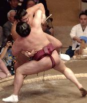 Musoyama suffers second loss at summer sumo
