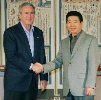 Bush, Roh meet in S. Korea