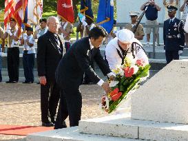 Okada offers flowers at Honolulu's national cemetery