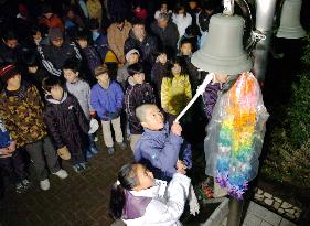 People remember Kobe quake victims on 11th anniversary