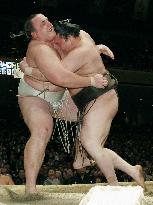 Hakuho denies Baruto perfect record