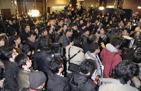 Prosecutors question Ozawa over false political fund report