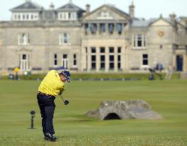 Japan's Matsuyama falls behind in 3rd round of British Open