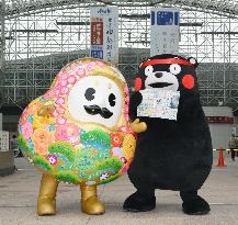Popular mascot character joins "scrapbook relay" to promote newspapers