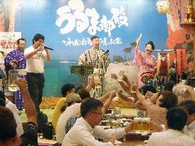 Okinawa-style folk song bars gaining popularity in Osaka