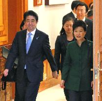 Abe, Park hold 1st talks amid row over "comfort women" issue