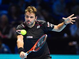 Wawrinka keeps semifinal hopes alive