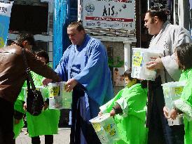 Sumo wrestlers' quake relief drive