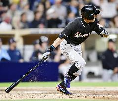 Ichiro has 3 hits to close in on Pete Rose's career total