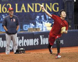 Red Sox reliever Uehara at bullpen session