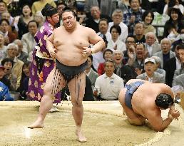 Sumo: Kisenosato, Takayasu remain in lead at Spring tourney