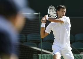 Djokovic reaches last 16 at Wimbledon tennis