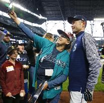 Baseball: Ichiro with "Ichimeter Lady"