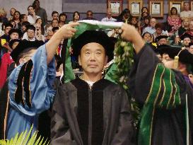 Haruki Murakami receives honorary doctorate from Univ. of Hawaii