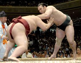 Ozeki Kotooshu beats Kisenosato at summer sumo