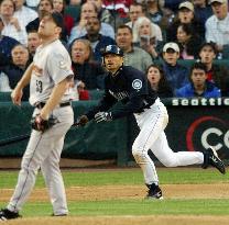 Ichiro doubles to center against Astros