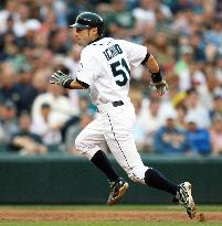 Mariners' Ichiro 3-for-5, steals 4 bags