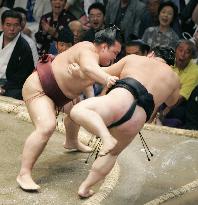 Yokozuna Asashoryu beaten at autumn sumo tournament