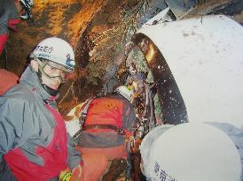 (1)Girl buried in Niigata quake found dead, death toll rises to