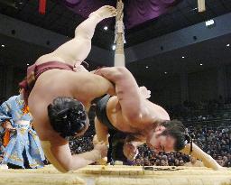 Kotooshu beats Kisenosato at Kyushu sumo