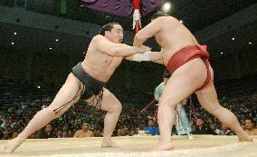 Asashoryu marches on at Kyushu sumo