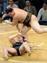 Hakuho wins 9th career title at Kyushu sumo