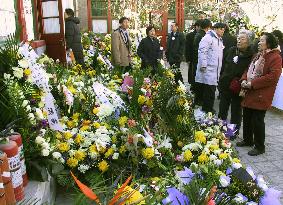 (2)Mourners gather at Zhao Ziyang's home