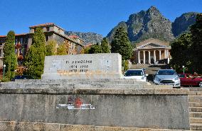 Statue of Ceil Rhodes torn down by black students in Cape Town