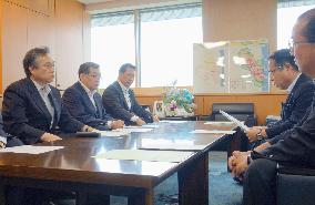 Fukushima mayors meet environment chief on storage of tainted waste