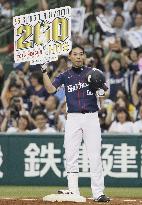 Seibu outfielder Akiyama responds to fans after 200th hit of season