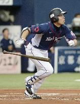 Akiyama records 211th hit, exceeding Ichiro