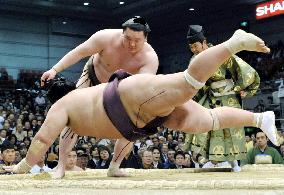 Grand champion Hakuho rebounds from defeat