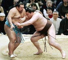 Hakuho defeats Toyonoshima, improves to 5-1