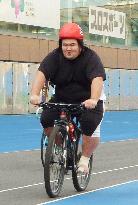 Kotoshogiku in cycling training