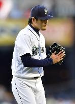 Baseball: Iwakuma gets 7th win as Mariners beat Pirates