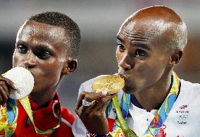 Olympics: Farah wins men's 10,000