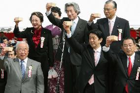 Koizumi hosts garden party, vows to dedicatedly serve out term