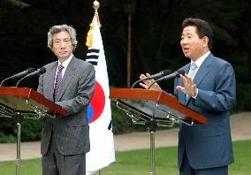 Koizumi, Roh agree to add textbook issue in joint history study