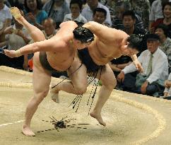 CORRECTED Hakuho joins exclusive 40 win club at Nagoya sumo
