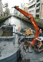 Cleanup of Dotombori River begins amid Hanshin mania