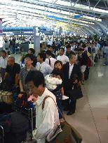 (2)Holidaymakers crowd airports