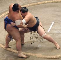 Asashoryu celebrates title win by whipping Kaio at autumn sumo